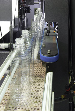 Ремни установки NORLAND Liberty-150 выдачи ориентированных бутылок на конвейер автоматической линии розлива.